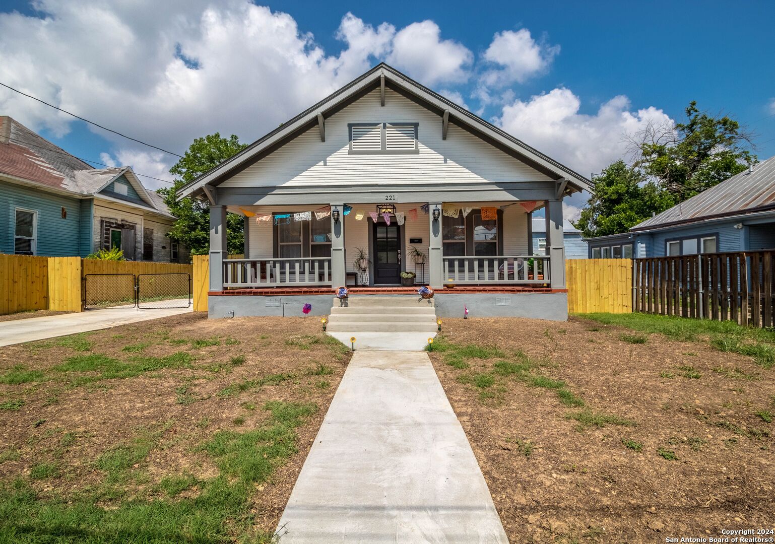 221 Saint Charles, San Antonio TX 78202