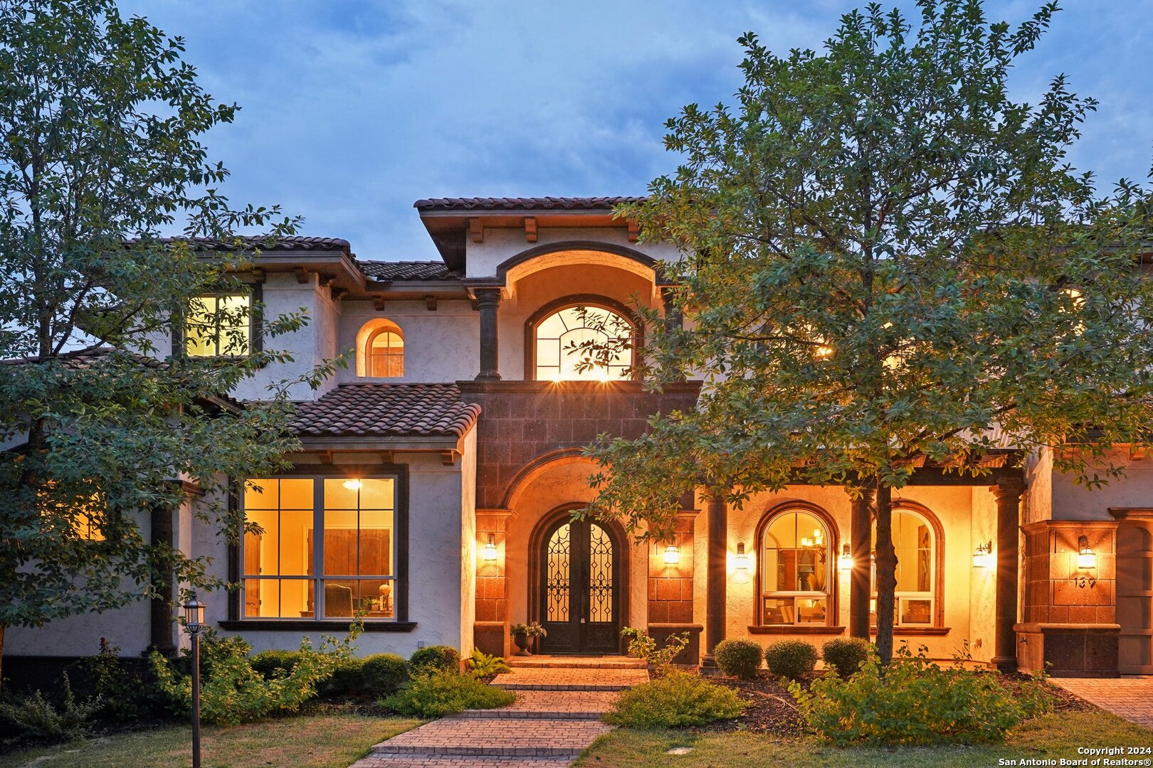 Old building, abandoned, colonial architecture, cantera natural stone  walls, aged wooden door Stock Photo - Alamy, image size:1620x1080