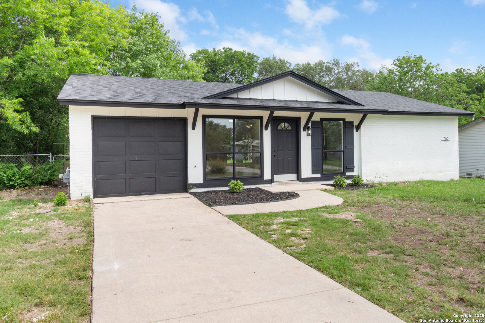 7621 Strolling Ln, Live Oak TX 78233