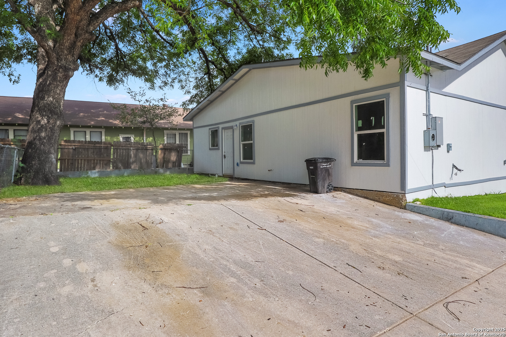 2402 W Martin St, San Antonio TX 78207
